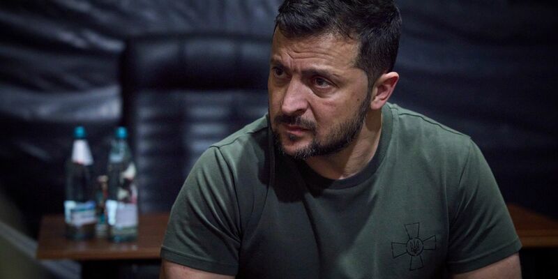 Präsident Wolodymyr Selenskyj (2.v.r) spricht während seines Besuchs an der Front in Soledar mit Soldaten. - Foto: Uncredited/Ukrainian Presidential Press Office/AP/dpa