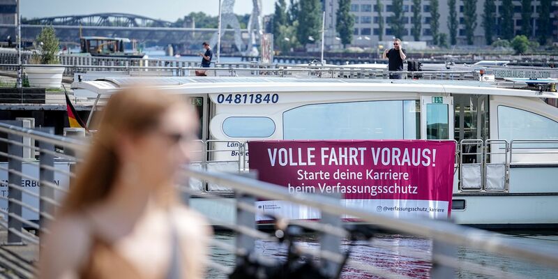 Mit einem Plakat an einem Solarschiff wirbt der nationale Nachrichtendienst für Nachwuchs. - Foto: Kay Nietfeld/dpa