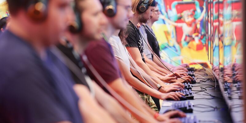 Messebesucher der Computer- und Videospielemesse «Gamescom» im August 2022 in Köln. - Foto: Oliver Berg/dpa