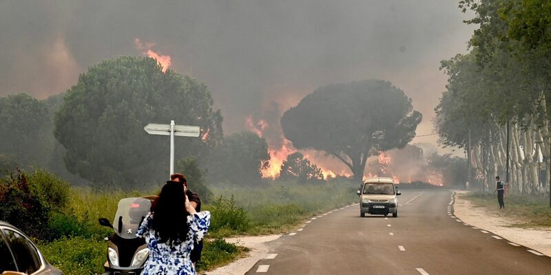 Camper in Saint-André mussten wegen eines Brands evakuiert werden. - Foto: Raymond Roig/AFP/dpa