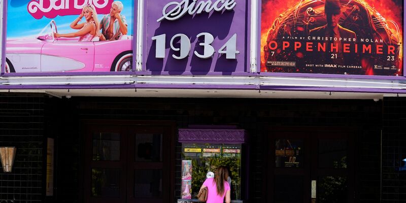 Grelle Satire und düsterer Thriller: «Barbie» und «Oppenheimer» haben nicht viel gemeinsam. - Foto: Chris Pizzello/AP/dpa