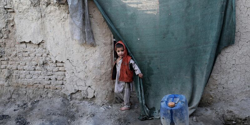 Zwei Jahre nach Machtübernahme der Taliban spitzt sich die Not der Kinder in Afghanistan weiter zu. Das berichtete die Organisation Save the Children. - Foto: Rahmat Gul/AP/dpa