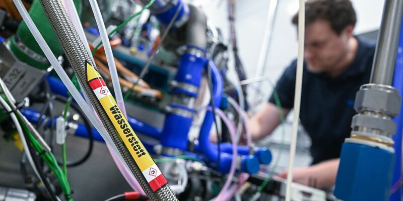 Ein Mitarbeiter des Automobilzulieferers Mahle arbeitet am Stammsitz in Stuttgart an einer Test-Brennstoffzelle. - Foto: Bernd Weißbrod/dpa