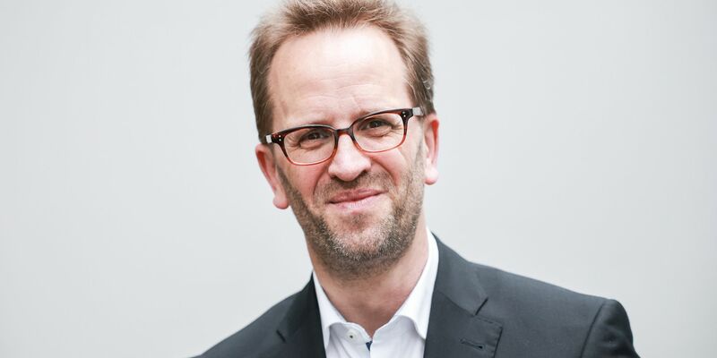 Klaus Müller, Chef der Bundesnetzagentur, musste mehrere Stunden in einem  liegengebliebenen ICE ausharren. - Foto: Christian Charisius/dpa/Archiv