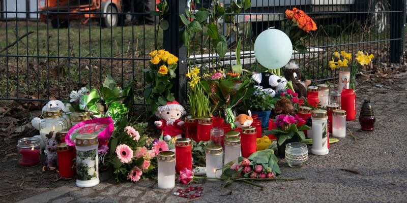 Blumen, Kerzen und Kuscheltiere im Gedenken an eine Fünfjährige in Berlin. - Foto: Paul Zinken/dpa