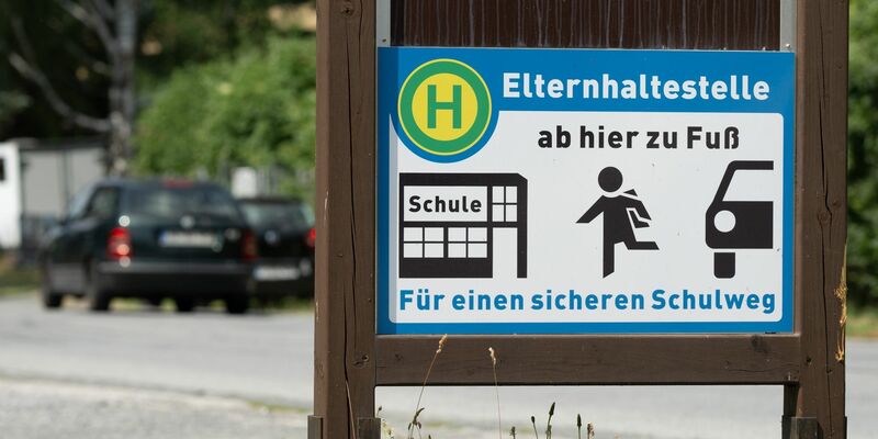 Elterntaxis stehen immer wieder in der Kritik. - Foto: Sebastian Kahnert/dpa