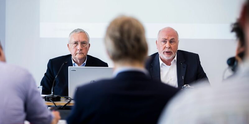 Ulrich Silberbach (r), Bundesvorsitzender des Beamtenbundes dbb, und Manfred Güllner, forsa Geschäftsführer, haben die Ergebnisse einer Befragung vorgestellt. - Foto: Christoph Soeder/dpa