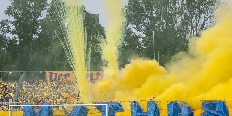 Die Pokalpartie von Lok Leipzig gegen Eintracht Frankfurt war von einem heftigen Pyroeinsatz überschattet. - Foto: Hendrik Schmidt/dpa