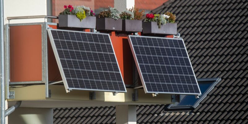 Der Betrieb von Balkonkraftwerken soll einfacher werden. - Foto: Stefan Sauer/dpa