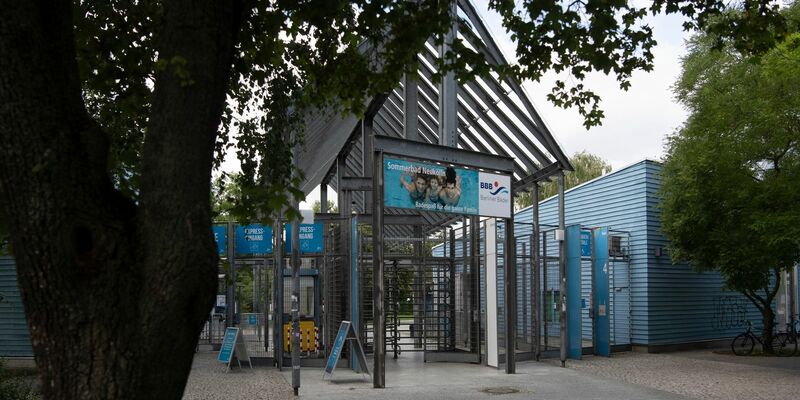 Nach Gewalt und Rangeleien werden Ein- und Ausgänge des Columbiabads in Berlin-Neukölln per Video überwacht. - Foto: Paul Zinken/dpa