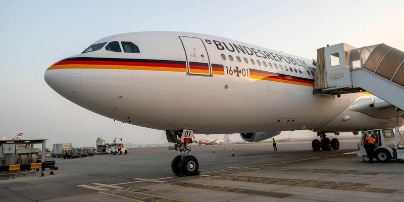 Die Regierungsmaschine, ein Airbus A340-300, steht auf einer Parkposition aus dem Flughafen von Abu Dhabi. - Foto: Sina Schuldt/dpa