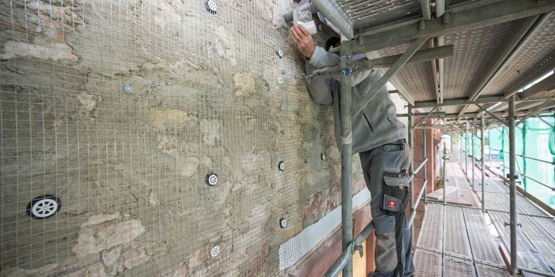 Eigentümerinnen und Eigentümer haben im vergangenen Jahr rund 67 Milliarden Euro in energetische Sanierungen gesteckt. - Foto: Andreas Arnold/dpa