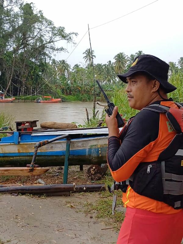 Mereka yang diselamatkan sejauh ini adalah empat turis Australia dan dua warga negara Indonesia.