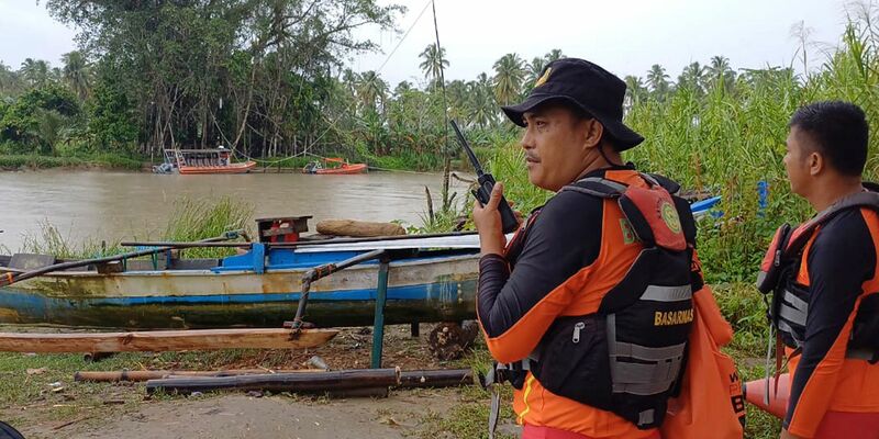 Rettungskräfte auf der Suche nach vermissten Personen. - Foto: ---/BASARNAS/AP/dpa