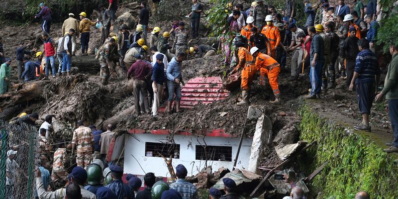 Schwere Monsunregenfälle: Ein Teil der historischen Eisenbahnstrecke Shimla-Kalka wurde weggespült. - Foto: Pradeep Kumar/AP/dpa