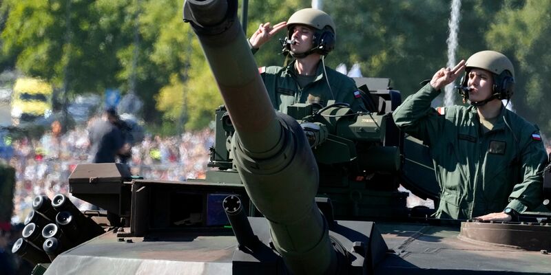 Soldaten der polnischen Armee. Die Streitkräfte werden den Grenzschutz bei Kontrollen an der Grenze zu Deutschland und zu Litauen unterstützen. (Archivbild) - Foto: Czarek Sokolowski/AP/dpa