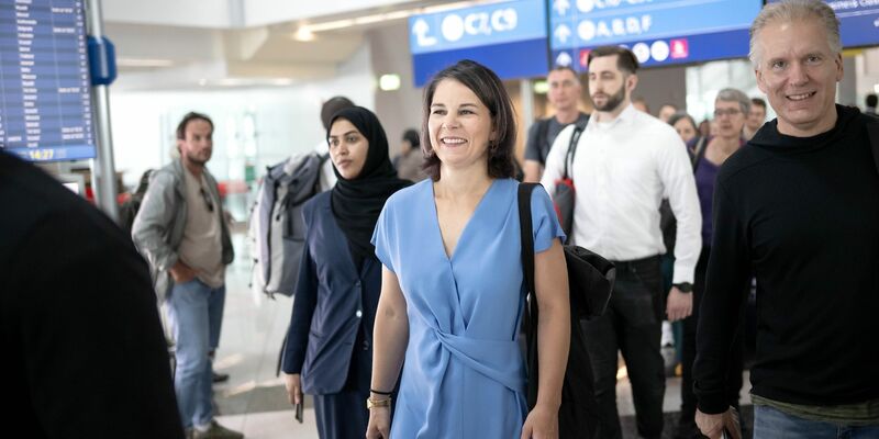 Außenministerin Annalena Baerbock (M, Bündnis 90/Die Grünen) ist auf dem Flughafen in Dubai auf dem Weg zu ihrem Flug. - Foto: Sina Schuldt/dpa