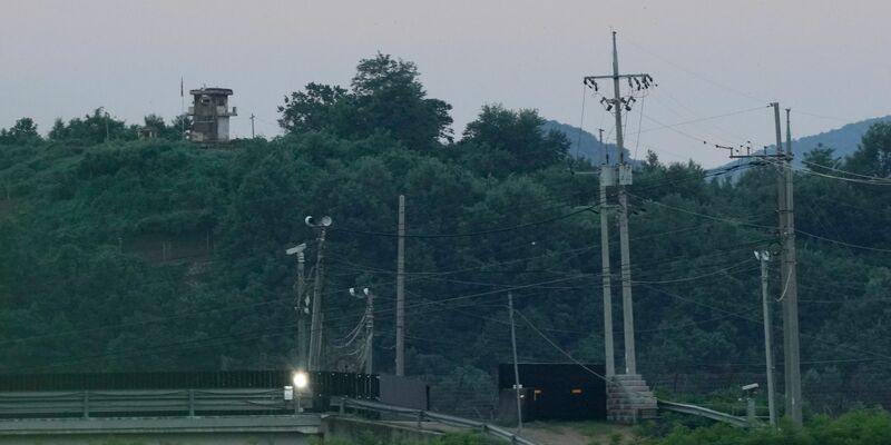 Ein nordkoreanischer Wachposten bei Paju. Ein US-Amerikaner überquerte im Juli ohne Erlaubnis die innerkoreanische Grenze und wurde daraufhin festgenommen. - Foto: Ahn Young-joon/AP/dpa
