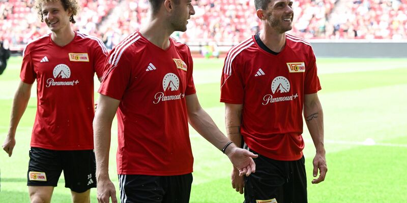 Union-Neuzugang Robin Gosens (r) beim öffentlichen Training in Berlin. - Foto: Matthias Koch/dpa