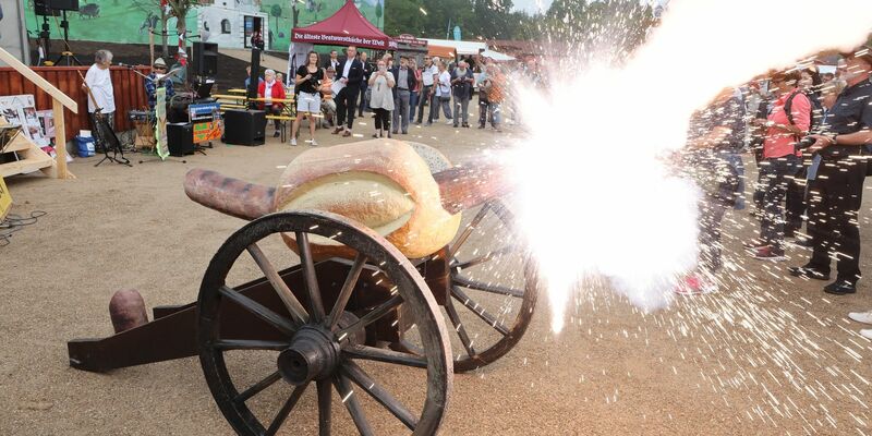 Mit einer Bratwurstkanone wird das neue Museum eröffnet. - Foto: Bodo Schackow/dpa