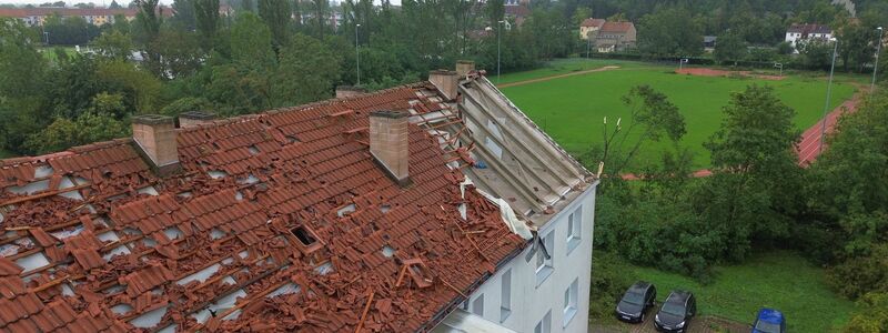 Das zerstörte Dach eines Hauses in Brandenburg an der Havel nach dem nächtlichen Unwetter. - Foto: Cevin Dettlaff/dpa