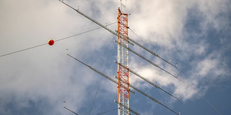 Der Windenergieforschungspark Wivaldi besteht aus drei Windenergieanlagen, mehreren Messmasten und einer Leitwarte. - Foto: Mohssen Assanimoghaddam/dpa