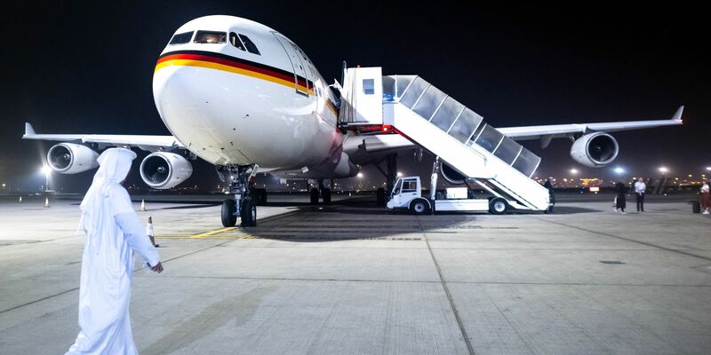Der Regierungs-Airbus A340 am Flughafen Abu Dhabi. - Foto: Sina Schuldt/dpa
