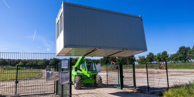 Für die umstrittene Asylbewerber-Unterkunft im 500-Einwohner-Dorf Upahl werden die ersten Container angeliefert. - Foto: Jens Büttner/dpa