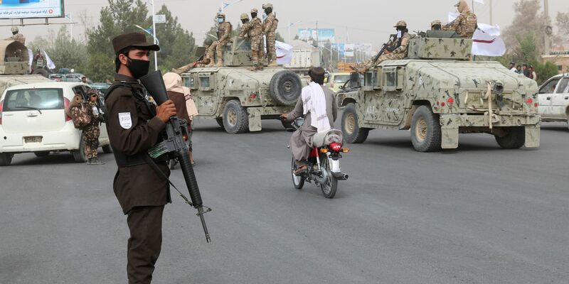 Taliban-Kämpfer patrouillieren im afghanischen Kandahar. - Foto: Abdul Khaliq/AP/dpa