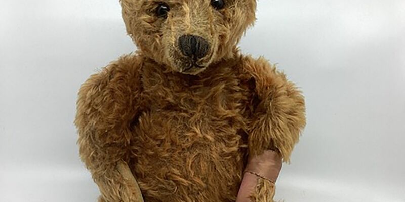 Der seltene Steiff-Teddybär aus dem Jahr 1905, der in Bishton Hall unter den Hammer kam. - Foto: Hansons Auctioneers/PA Media/dpa