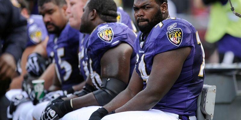 Baltimore Ravens Offensive Tackle Michael Oher sitzt während des NFL-Footballspiels gegen die Buffalo Bills in Baltimore auf der Bank. - Foto: Nick Wass/AP/dpa