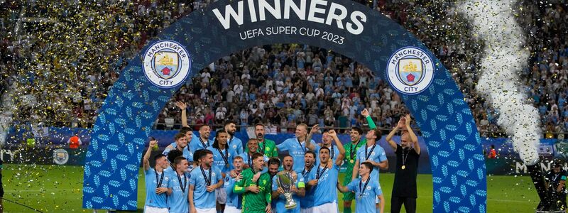 Die Spieler von Manchester City feiern nach dem UEFA-Superpokal-Finale. - Foto: Thanassis Stavrakis/AP/dpa