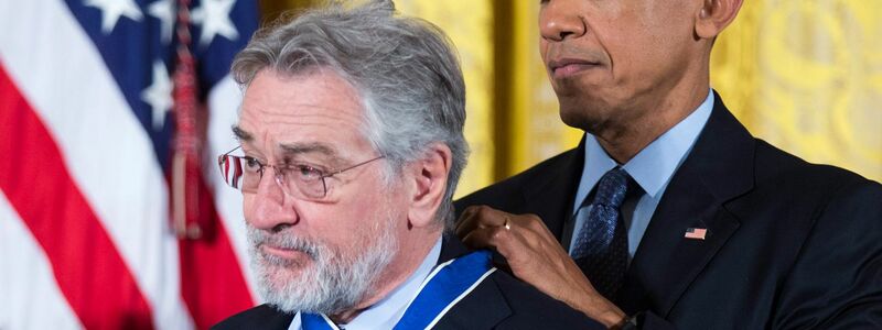 Der damalige US-Präsident Barack Obama verleiht Robert De Niro (l) die Presidential Medal of Freedom. - Foto: Shawn Thew/EPA/dpa