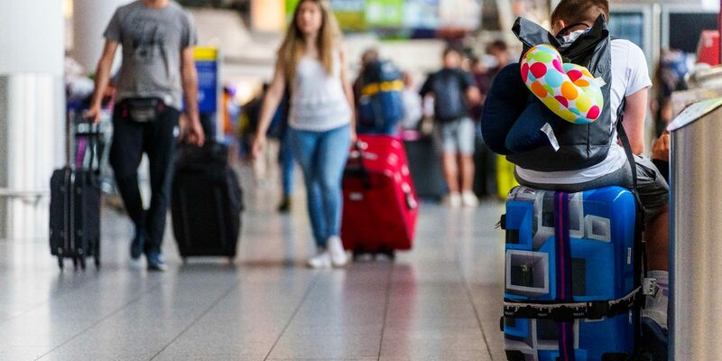 Größere Flaschen im Handgepäck sind künftig nicht mehr erlaubt. (Archivbild) - Foto: Andreas Arnold/dpa