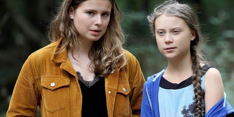 Die Klimaschutzaktivistinnen Luisa Neubauer (l) und Greta Thunberg stehen zusammen im Hambacher Forst. - Foto: Oliver Berg/dpa