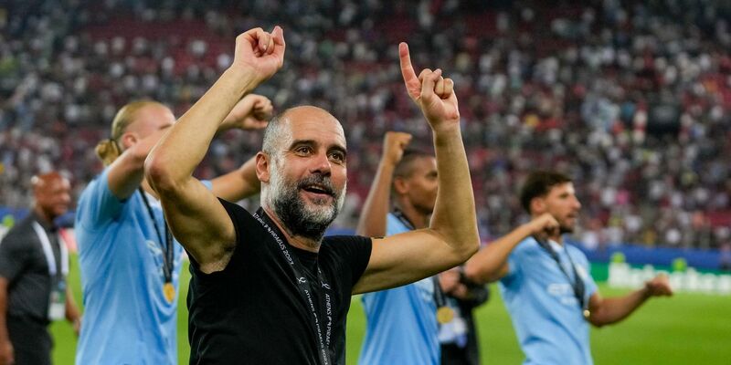 Manchester Citys Trainer Pep Guardiola feiert mit seinen Spielern den Sieg im Supercup. - Foto: Thanassis Stavrakis/AP/dpa