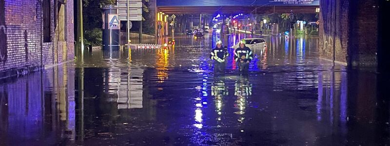 Heftige Regenfälle haben in Gelsenkirchen eine Straße im Stadtteil Schalke überflutet. - Foto: Feuerwehr Gelsenkirchen/dpa