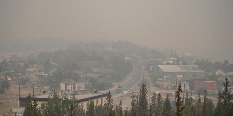Starker Rauch von nahe gelegenen Waldbränden über dem Himmel von Yellowknife. - Foto: Angela Gzowski/Canadian Press via ZUMA Press/dpa
