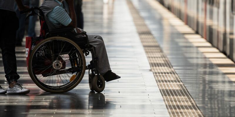 Ein Rollstuhlfahrer auf dem Bahnsteig des Hauptbahnhofs in Frankfurt. - Foto: Andreas Arnold/dpa