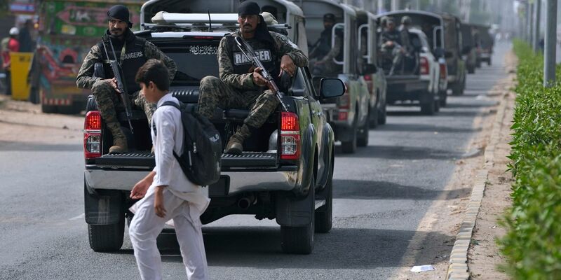 Ein Mann an einem von einer wütenden Menschenmenge verwüsten Haus. Der Mob beschuldigte mindestens zwei Christen, den Koran entwürdigt zu haben. - Foto: K.M. Chaudary/AP/dpa