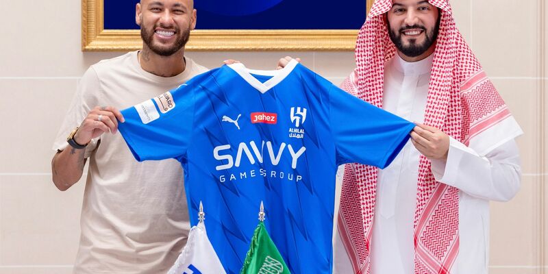 Neymar (l) mit Fahad Bin Saad Bin Nafel, Vorstandsvorsitzender von Al-Hilal. - Foto: -/Al Hilal Club Media Center/AP/dpa