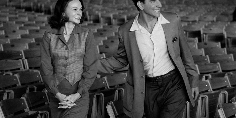 Carey Mulligan als Felicia Montealegre und Bradley Cooper als Leonard Bernstein in «Maestro». - Foto: Cr. Jason McDonald/Netflix © 2023/dpa
