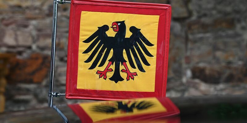Die Standarte des Bundespräsidenten ist an einer Limousine zu sehen. - Foto: Swen Pförtner/dpa