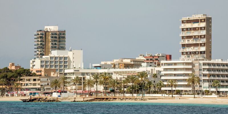 Blick auf Magaluf auf Mallorca, wo sechs Männer eine junge Britin vergewaltigt haben sollen. - Foto: John-Patrick Morarescu/ZUMA Wire/dpa