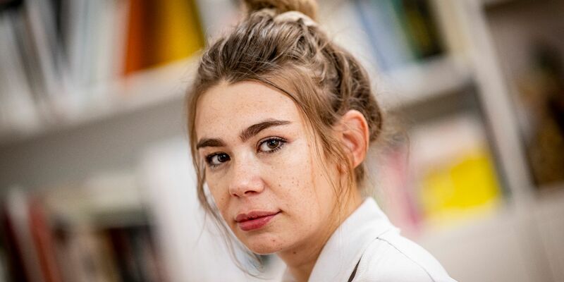 Ronja von Rönne hat ein neues Buch: «Trotz». - Foto: Fabian Sommer/dpa