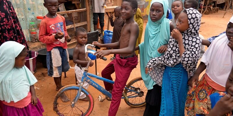 Kinder spielen auf der Straße. Nach dem Putsch im Niger befürchten Experten eine anstehende Lebensmittelkrise. - Foto: Sam Mednick/AP/dpa
