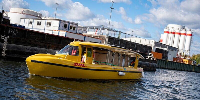 Ein Solarschiff der DHL der Deutschen Post fährt in den Westhafen Berlin. Der Logistikkonzern will die Postlieferung per Schiff ausbauen. - Foto: Fabian Sommer/dpa
