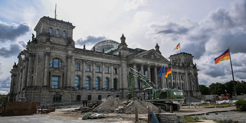 Die Baustelle vor dem Reichstagsgebäude könnte auch eine Metapher für die vielen Baustellen der Ampel-Regierung derzeit sein. - Foto: Britta Pedersen/dpa