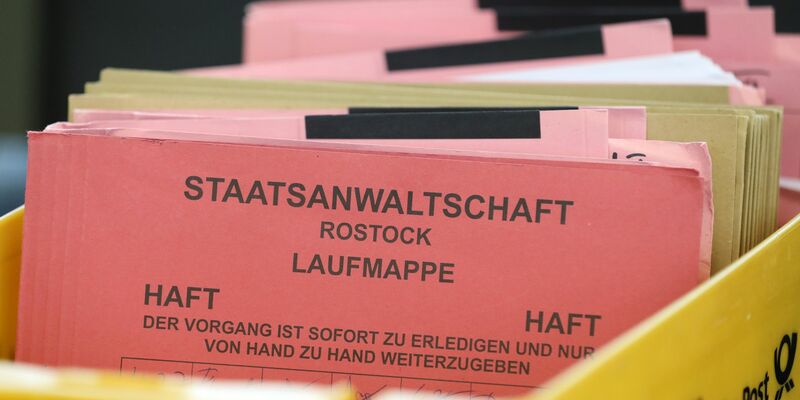 Unterlagen der Staatsanwaltschaft Rostock bei einem Prozess im Landgericht (Symbolfoto). Die Anklagebehörde lehnte Ermittlungen gegen einen LNG-Manager ab. - Foto: dpa