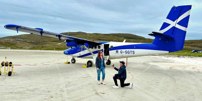 «Bridget, willst du mich heiraten» steht im Sand der Landebahn. - Foto: Stephen McCann/Big Partnership /dpa